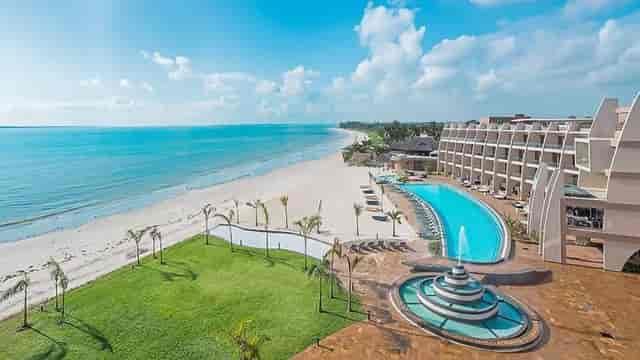 Luxury beachfront resort infinity pool corporate event wedding