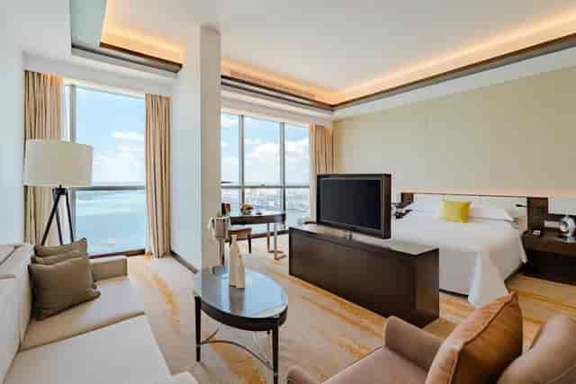 Johari Rotana suite: VIP meeting room, natural light, executive event