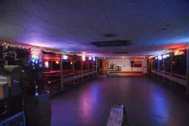 Broken Spoke Bar: Raw venue, stage, bar, live music event