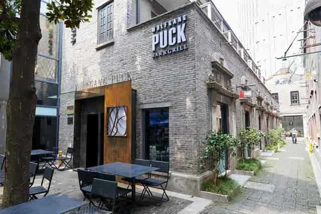 Wolfgang Puck upscale patio event | brickwork | modern