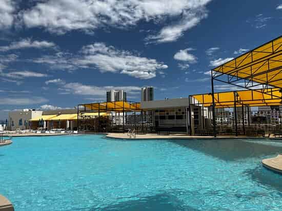 WET24 Adult Pool & Bar
