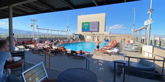 WET24 Adult Pool & Bar