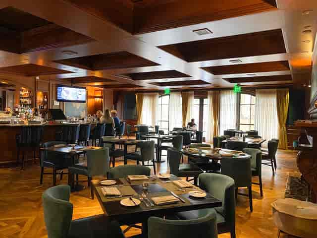 Stirling Club Spirits Lounge: Elegant event space, bar, classic ambiance.
