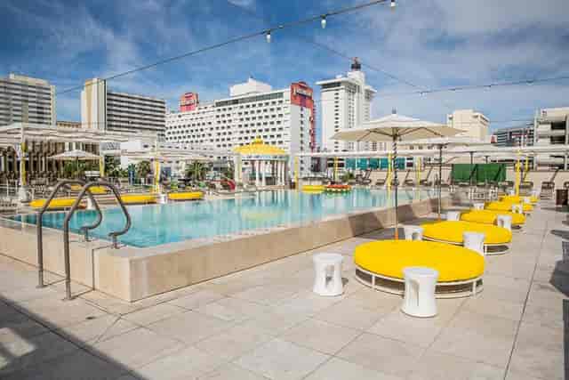 Downtown Grand Hotel Pool: Pictures ...