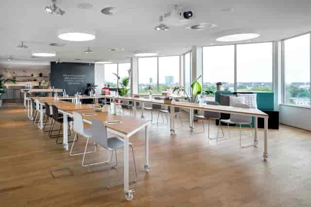 Modern meeting space in Zoku Amsterdam, ideal for workshops and corporate events.