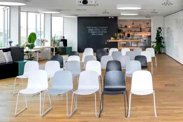 Modern meeting space in Zoku Amsterdam, ideal for workshops and presentations.