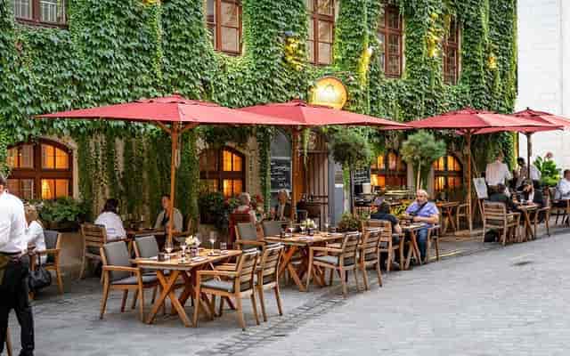 Müller-Pfister Outdoor Event Dining Green Wall