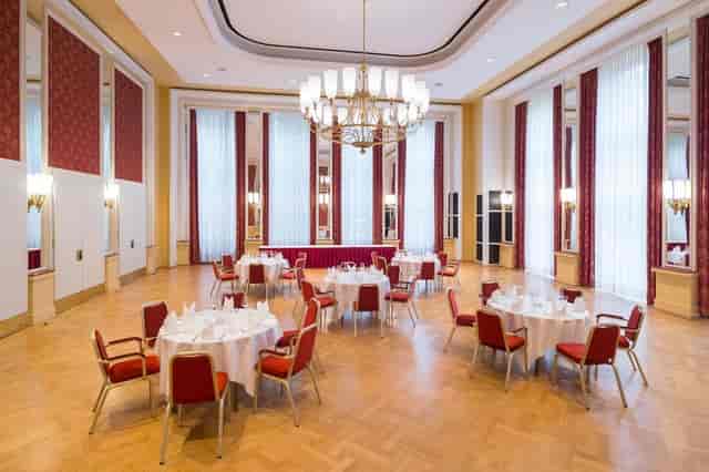 Spiegelsaal ballroom event venue, Chemnitzer Hof, elegant chandelier.