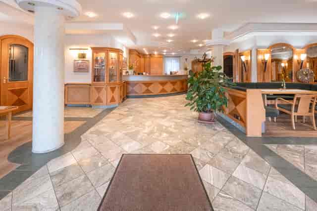 Hotel Neuwirt Sauerlach: wood lobby, meeting, reception