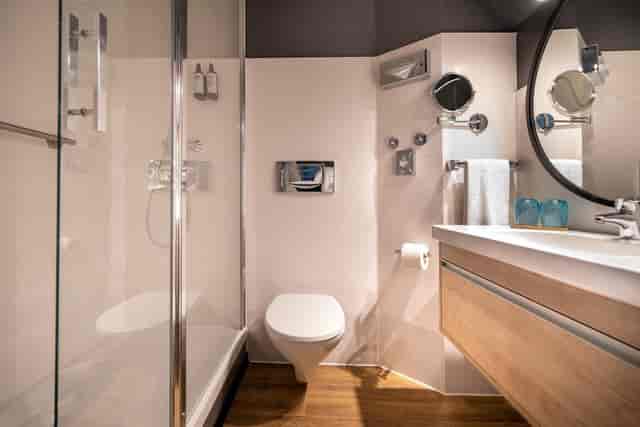 München hotel bathroom, modern luxury, event comfort