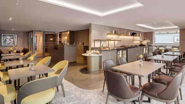Hilton Munich banquet hall, modern event space, business meeting