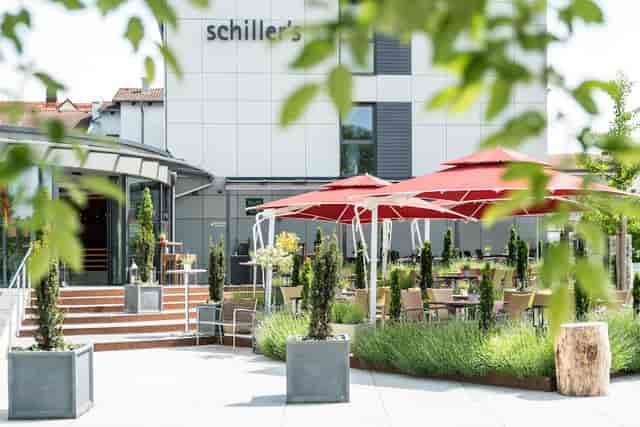 Kreativ outdoor event space, modern backdrop, networking, al fresco