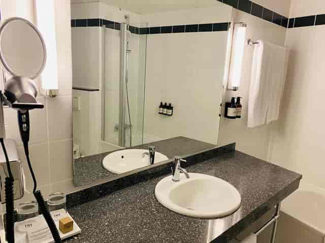 NH München Messe hotel bathroom, event amenities