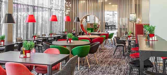 Modern Munich meeting room, flexible seating, event, hybrid work