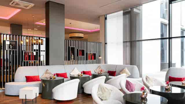 Munich hotel lobby lounge: modern meeting, networking.