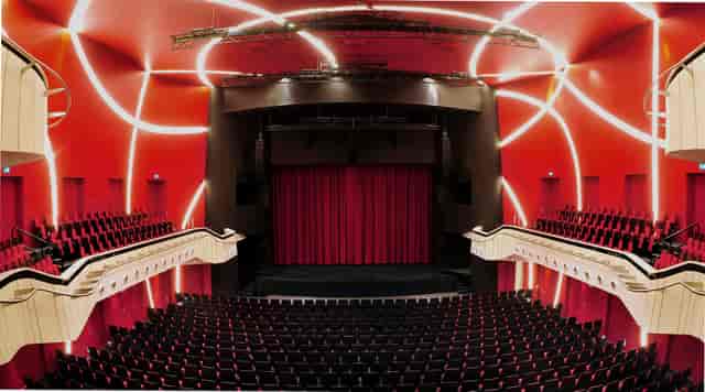 Deutsches Theater dinner show, modern stage, Munich event
