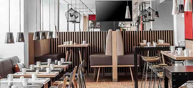 Modern Munich event space, flexible seating, networking, workshop