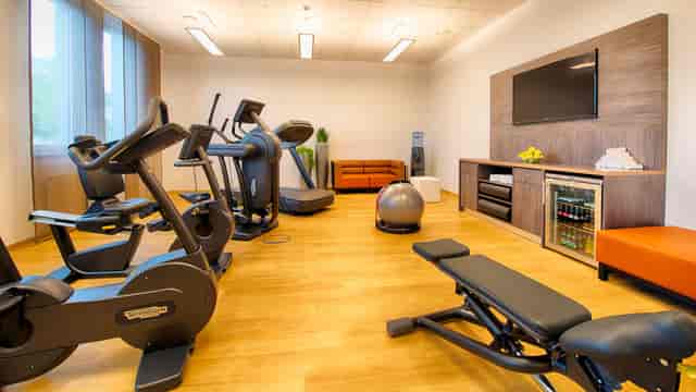 R3 Munich Hotel gym: modern fitness, event wellness.