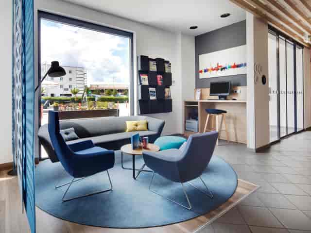 Holiday Inn Munich lobby, modern, networking, business meeting