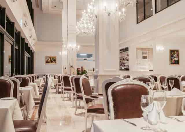 Grand Hotel Palladium banquet space, natural light, elegant event.