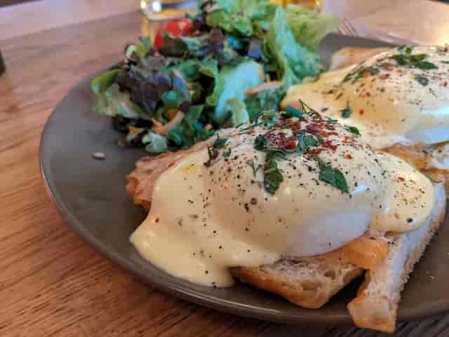 Eggs Benedict brunch café Puck hollandaise