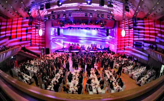 Klassik Radio Foyer gala with dramatic lighting and multi-level seating for corporate events.
