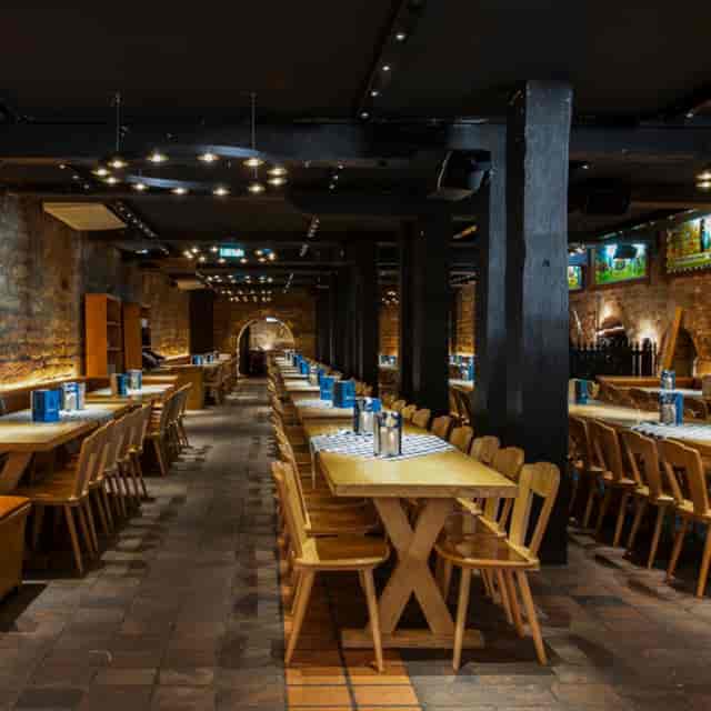 Über Bar at Munich Brauhaus: rustic cellar venue for corporate mixers and long-table banquets.