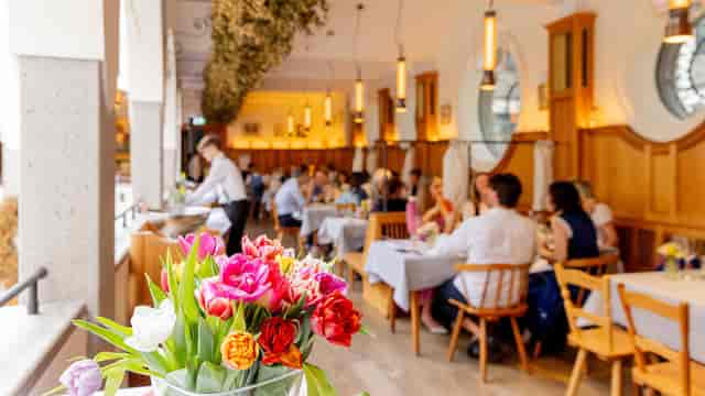 Elegant Donisl private dining room with floral decor, ideal for luxury networking events.