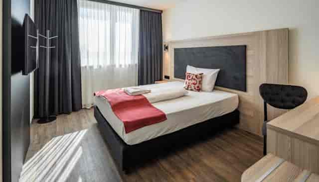 Modern Abasto Hotel Dachau room with workstation for business travel and corporate room blocks.