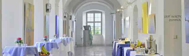 Fürstensaal at Kloster Andechs: bright breakout space with high-tops for events and catering.