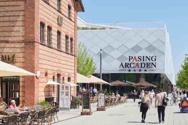Pasing Arcaden urban plaza: outdoor pop-up event space and networking hub for retail activation.