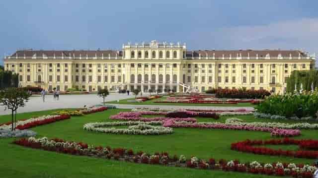 Maximilian in Schönbrunn Palace: elegant gala dinner and corporate hospitality venue.