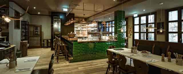 Emerald-tiled bar at Kreszenz4, ideal for VIP networking events and corporate dinners.