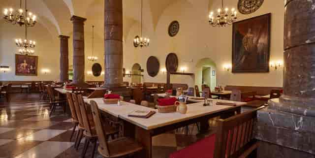 Viersäulensaal - pfaelzerweinstube.de