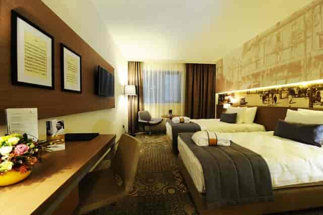 Twin guest room at Rapsodia Română Mercure Bucharest for business travel and group bookings.