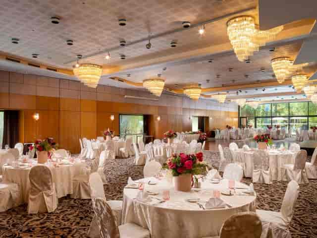 Crown Ballroom at Crowne Plaza Bucharest with crystal chandeliers for corporate galas and weddings.