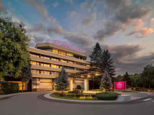 Primavera at Crowne Plaza Bucharest: accessible porte-cochère for corporate events and conferences.