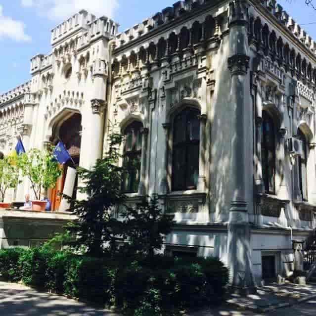 Historic reading room at Casa Universitarilor Bucharest for elegant corporate events and receptions.