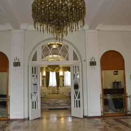 Elegant banquet hall in Hotel Triumf with high ceilings, perfect for gala events and receptions.