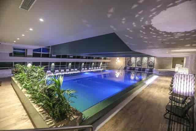 Luxury indoor spa pool in Băile Herculane for corporate wellness and incentive retreats.