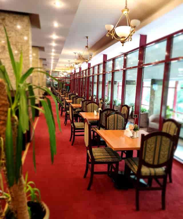 Restaurant Smarald, Piatra Mare: Sunlit dining hall for corporate events and breakfast gatherings.