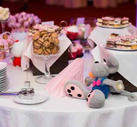 Mezanin Unirea Hotel dessert station for children’s party, featuring plush toys.