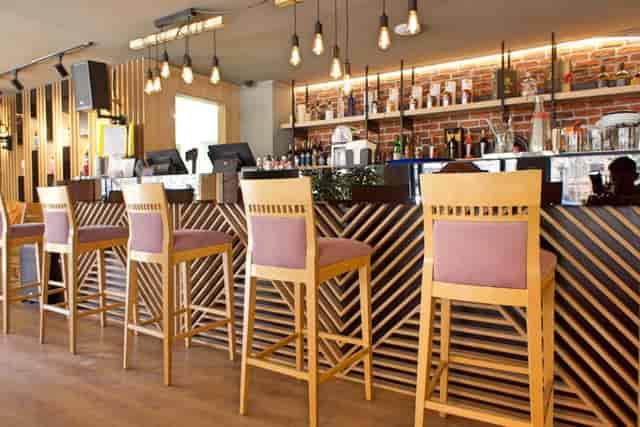 Modern hotel bar in Hotel Alexandrion Experience for professional networking and event receptions.