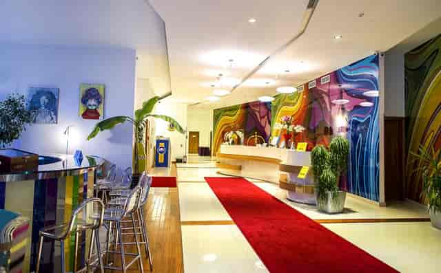 Safir Hotel Marshal Garden lobby with red carpet for corporate events and networking receptions.