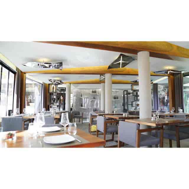 Contemporary dining room at Casa Di David for corporate dinners and VIP networking events.