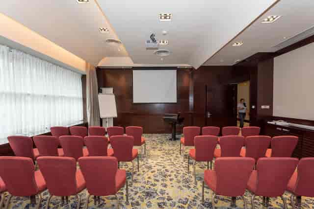 Traditional wood-paneled theater-style boardroom at Radisson Blu Bucharest for corporate events.