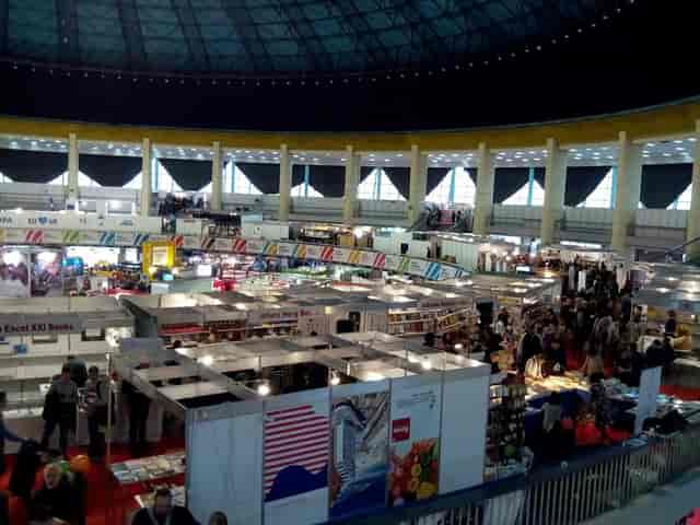 Trade show at Crystal Palace Ballrooms, Salon Bucuresti featuring modular booths and event flow.