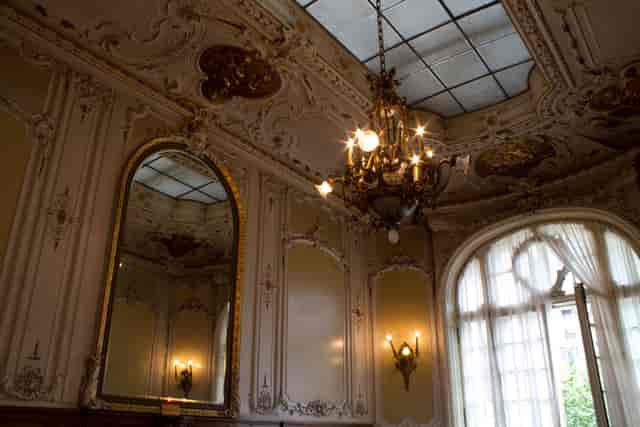 Salonul Oglinzilor: Opulent venue for boutique VIP receptions and executive gala dinners.