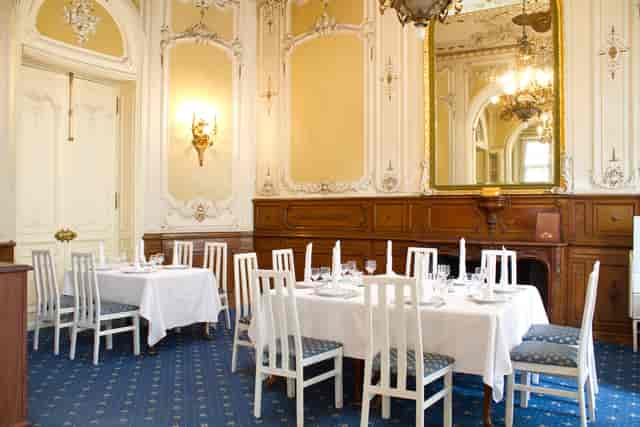 Salonul Oglinzilor event hall with ornate architecture for corporate lunches and private dinners.