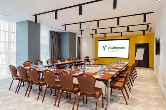 U-shape boardroom at Holiday Inn Bucharest, ideal for corporate meetings and training sessions.